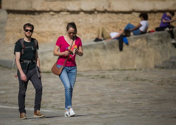 Archivo - Dos personas caminando por Sevilla en un día de subida de temperaturas