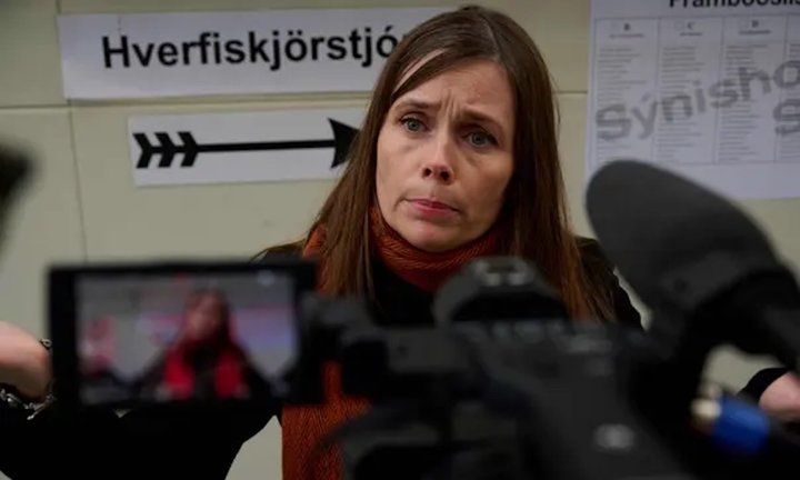 La primera ministra de Islandia, Katrín Jakobsdóttir, habla con los medios de comunicación en un colegio electoral de Reikiavik el sábado. Fotografía: Halldor Kolbeins/AFP/Getty Images