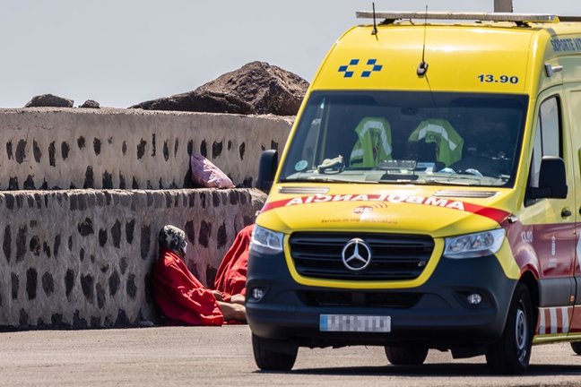 Una ambulancia en el Muelle de La Cebolla para atender a migrantes rescatados por Salvamento Marítimo