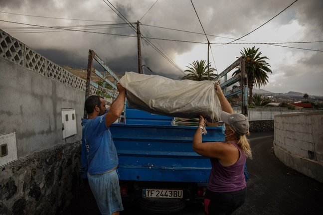 Un hombre y una mujer sacan sus pertenencias de su casa por la actividad del volcán de ‘Cumbre Vieja’, a 24 de septiembre de 2021, en El Paso, La Palma, Islas Canarias (España)