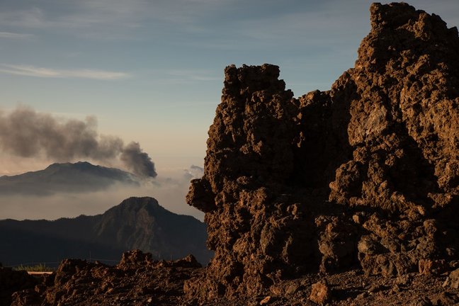 La columna de humo que deja el volcán de Cumbre Vieja, vista desde el Roque de los Muchachos, a 25 de septiembre de 2021, en La Palma