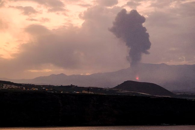 Comienza el octavo día de la erupción volcánica en La Palma, a la espera de que en las próximas horas la colada volcánica llega al mar, de que está pendiente el buque Ramón Margalef, del Instituto Español Oceanográfico (IEO). EFE/Ángel Medina G.