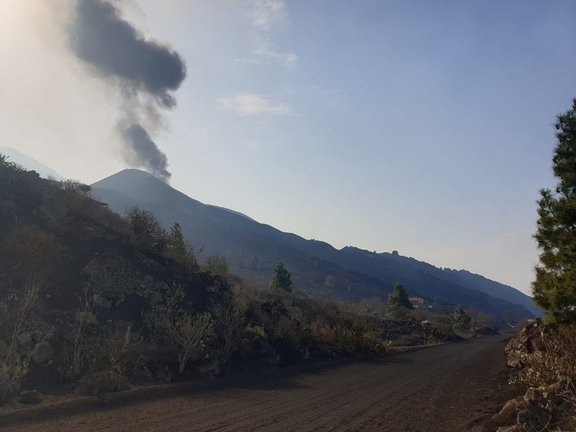 El cono principal del volcán de Cumbre Vieja vuelve a emitir lava