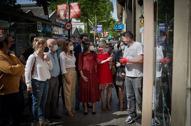 La presidenta de Cs, Inés Arrimadas, durante una visita el lunes 27 de septiembre de 2021 a comerciantes afectados por los destrozos durante la celebración de las fiestas de La Mercè, en el barrio de Sants de Barcelona.