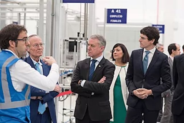 Urkullu y la consejera Tapia con Josep Piqué y empleados de ITP en la visita que efectuó el lehendakari en 2019 a la fábrica de Zamudio.