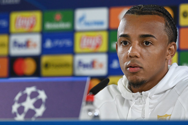 28 September 2021, Lower Saxony, Wolfsburg: Sevilla's Jules Kounde speaks at the team's press conference at Volkswagen Arena, ahead of Wednesday's UEFA Champions League group G soccer match against VfL Wolfsburg. Photo: Swen Pförtner/dpa
28/9/2021 ONLY FOR USE IN SPAIN