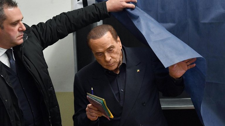 El exprimer ministro italiano y líder del partido Forza Italia Silvio Berlusconi vota en las elecciones municipales en un colegio electoral en Milán, Italia, el 3 de octubre de 2021. EFE/EPA/Matteo Corner