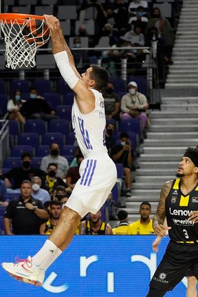 El alero del Real Madrid Alberto Abalde realiza un mate ante el Lenovo Tenerife durante el partido de la Liga ACB de baloncesto que disputan este domingo en WiZink Center, en Madrid. EFE/Ballesteros