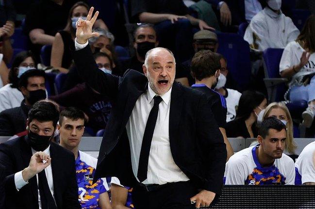 El entrenador del Real Madrid Pablo Laso da instrucciones a sus jugadores durante el partido de la Liga ACB de baloncesto que disputan ante el Lenova Tenerife este domingo en WiZink Center, en Madrid. EFE/Ballesteros