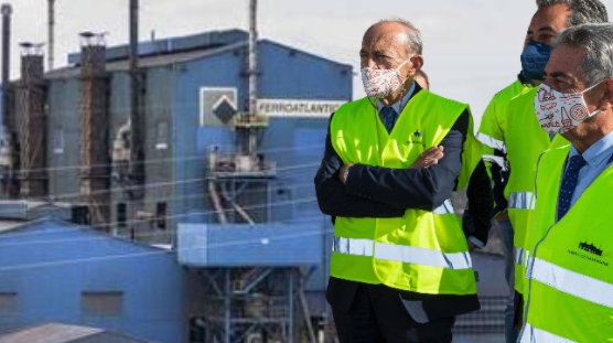El consejero de Industria, F. Marcano y M.A. Revilla junto a la fábrica Ferroatlántica. / ALERTA