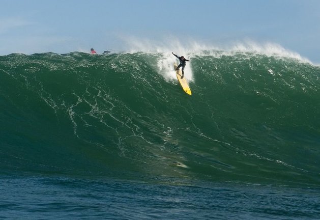 Un surfista se dispone a cabalgar la imponente ola. / ALERTA
