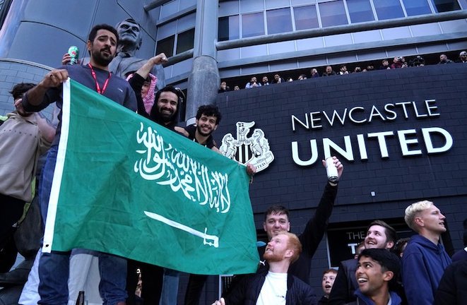 07 October 2021, United Kingdom, Newcastle: Newcastle United fans celebrate at St James' Park following the announcement that The Saudi-led takeover of Newcastle has been approved. Photo: Owen Humphreys/PA Wire/dpa
7/10/2021 ONLY FOR USE IN SPAIN