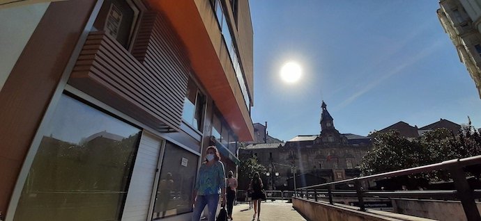 Varias personas caminan por las inmediaciones de la plaza del Ayuntamiento de Torrelavega. / S. Díaz