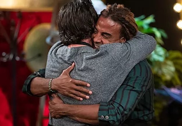 David Bustamante abraza a Yotuel tras su expulsión de MasterChef Celebrity 6.RTVE