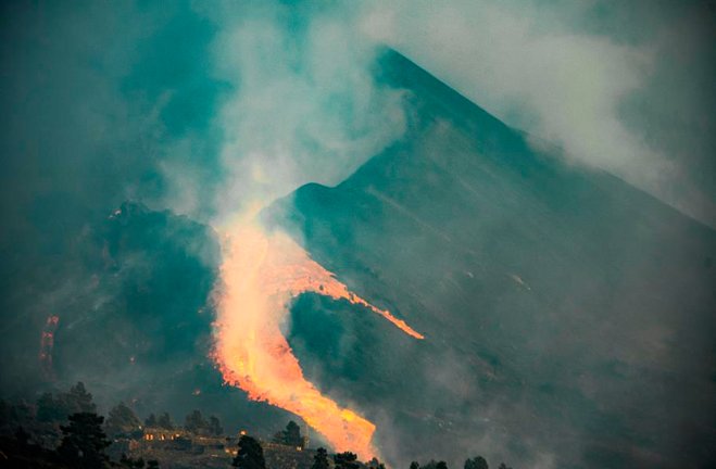 El flanco norte del volcán Cumbre Vieja que entró en erupción el pasado 19 de septiembre en la isla de La Palma se ha derrumbado hoy sábado. EFE/ Miguel Calero
