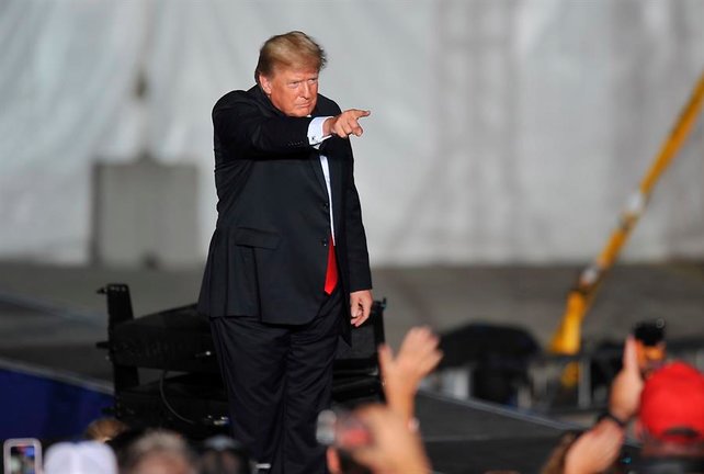 El ex presidente de los Estados Unidos, Donald J. Trump, hace un gesto a los simpatizantes en un mitin de Save America en el Iowa State Fairgrounds en Des Moines, Iowa, EE. UU., 09 de octubre de 2021. Es la primera visita de Trumps a Iowa desde las elecciones generales de noviembre de 2020. EFE / STEVE POPE