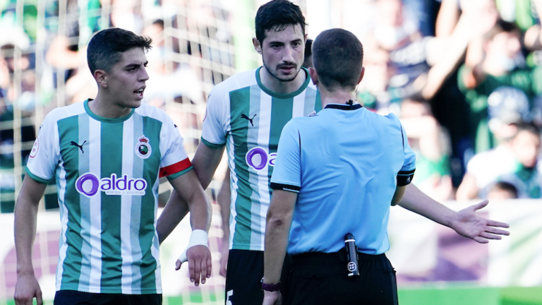 Pablo Bobadilla, discutiendo con el árbitro junto a Íñigo. / Hardy