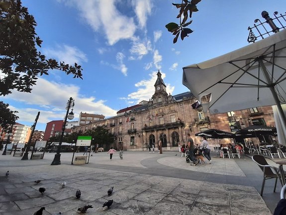 Varias personas transitan por la plaza el Ayuntamiento de Torrelavega. / S. Díaz