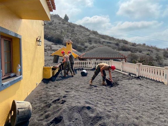 Efectivos del Ejército de Tierra durante las tareas de retirada de cenizas de tejados y azoteas en La Palma. / UME