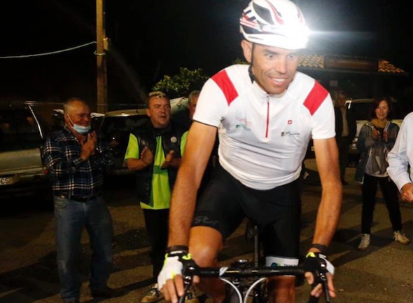 La salida a Borja Ruiz en su intento de realizar 26 subidas seguidas en bicicleta a Los Machucos.