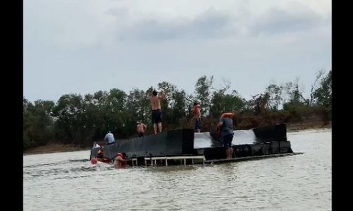 Barco con pescadores se hunde en el río Paraguay Foto: Reproducción