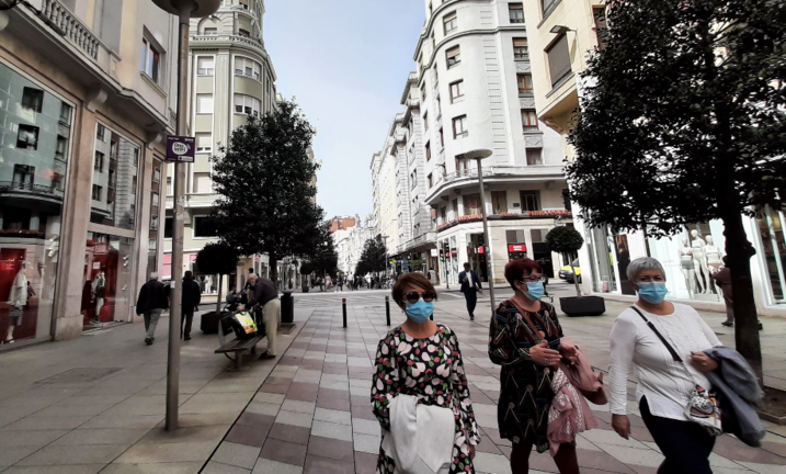 Varias personas transitan por el centro de Santander. / S. Díaz