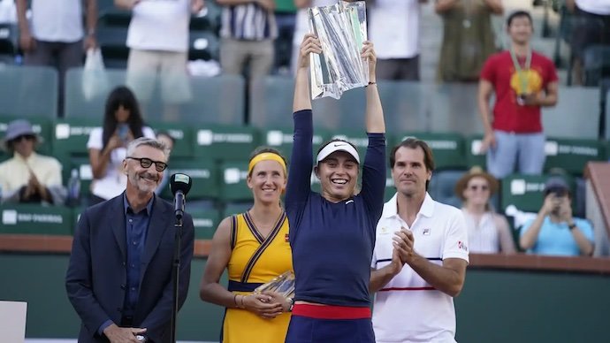 Paula Badosa levanta el trofeo que la acredita como ganadora de Indian Wells. Efe