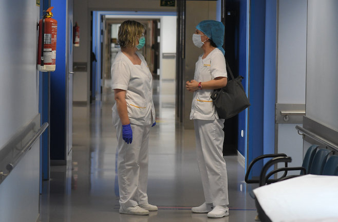 Dos enfermeras en un pasillo en el Hospital Marqués de Valdecilla. / S. Díaz