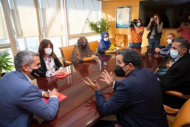 El vicepresidente y consejero de Universidades, Igualdad, Cultura y Deporte, Pablo Zuloaga, recibe a una delegación saharaui encabezada por la ministra de Cooperación, Fatma Mehdi.
NR
19 OCT 21