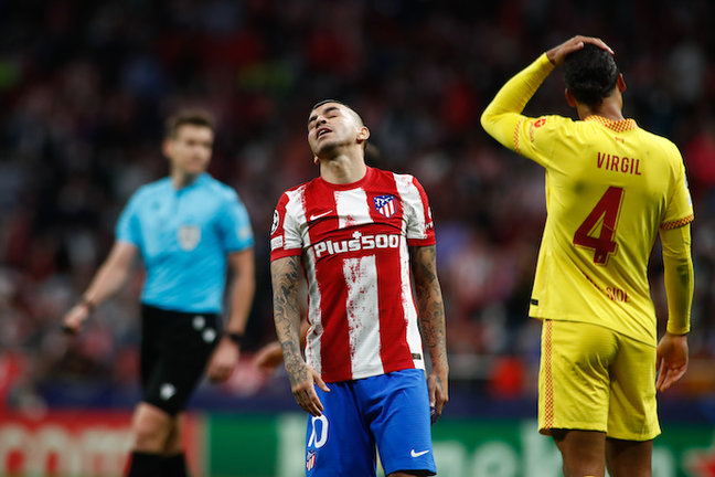 Ángel Correa, del Atlético de Madrid, se lamenta durante el partido de fútbol del Grupo B de la Liga de Campeones. / AFP7 / Europa Press