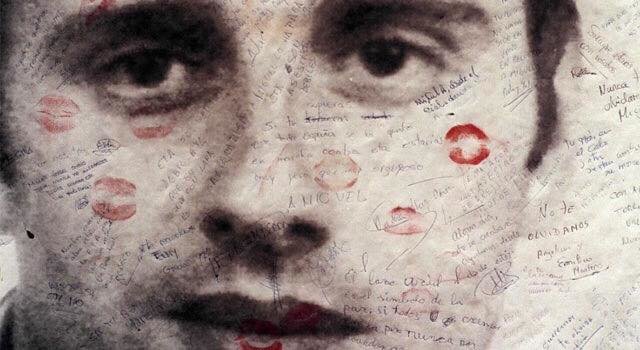 Cartel cubierto de besos con el rostro de Miguel Ángel Blanco.