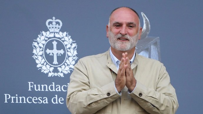 El cocinero José Andrés, este martes a su llegada a Oviedo, donde el viernes recibirá el Premio Princesa de Asturias de la Concordia 2021.
ELOY ALONSO (EFE)