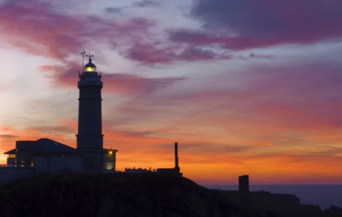Vista del El Faro de Cabo Mayor preside la entrada a la Bahía de Santander.
