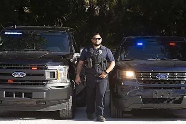 El FBI blinda la entrada del Parque Ambiental Myakkahatchee Creek, en Florida.AFP