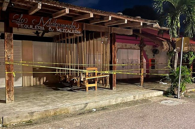 Fotografía cedida hoy por la Fiscalía general del Estado de Quintana Roo de la zona donde se presentó un tiroteo en Tulum, Quintana Roo (México). Un tiroteo en un restaurante del balneario de Tulum, en el Caribe mexicano, dejó dos turistas muertos y otros tres de heridos, según informó este jueves la Fiscalía General del Estado (FGE) de Quintana Roo. EFE/Fiscalía General del Estado/SOLO USO EDITORIAL/SOLO DISPONIBLE PARA ILUSTRAR LA NOTICIA QUE ACOMPAÑA(CRÉDITO OBLIGATORIO)