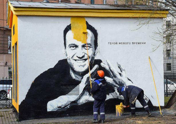 Un trabajador municipal tapa con pintura un mural con el retrato del opositor Alexéi Navalni, este miércoles en San Petersburgo.
OLGA MALTSEVA (AFP)