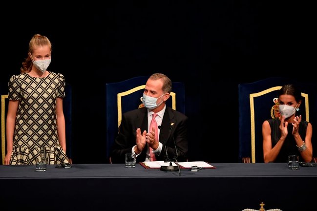 El rey Felipe VI (c), la reina Letizia (d) y la princesa Leonor (i) durante la ceremonia de entrega de los Premios Princesa de Asturias, celebrada este viernes en el Teatro Campoamor de Oviedo. EFE/ Eloy Alonso
