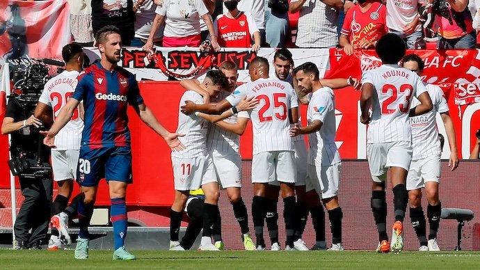 El delantero del Sevilla Rafa Mir (4d) celebra con sus compañeros el tanto ante el Levante durante el partido de LaLiga disputado este domingo en el estadio Sanchez Pizjuán de Sevilla | EFE