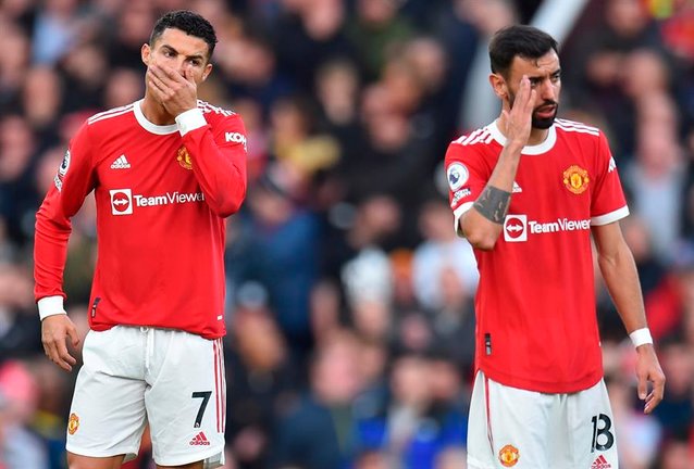 Los jugadores del Manchester United Cristiano Ronaldo (izq.) y Bruno Fernandes (der.) reaccionan durante el partido de fútbol de la Premier League. / EFE/EPA/PETER POWELL