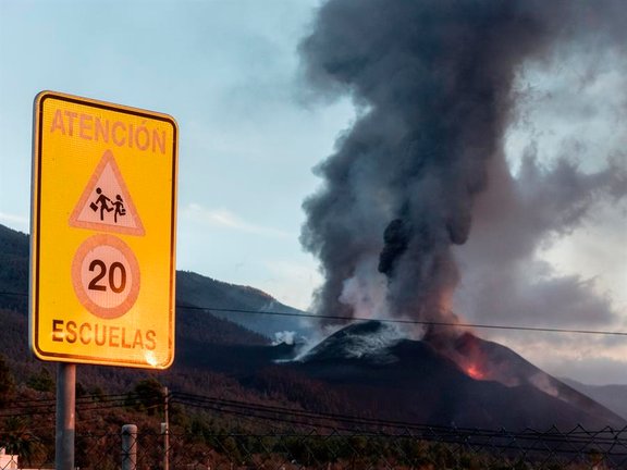 El Instituto Volcanológico de Canarias ha informado este martes de que el cono interno del volcán de La Palma se ha derrumbado sobre sí mismo. EFE/ Miguel Calero
