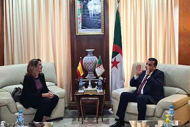 La vicepresidenta tercera, Teresa Ribera, y el ministro argelino de Energía, Mohamed Arkab