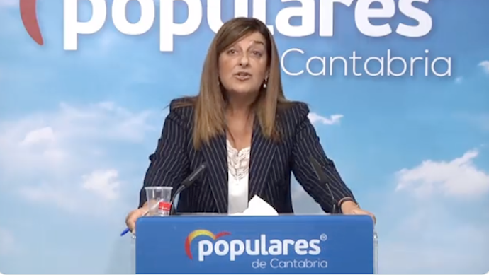 La presidenta del Partido Popular de Cantabria, María José Sáenz de Buruaga durante la rueda de prensa. / ALERTA
