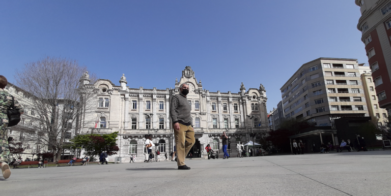Una persona cruza la plaza del Ayuntamiento de Santander. / ALERTA