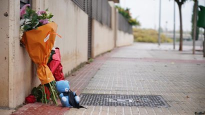 Varios ramos de flores y un peluche en la zona donde un hombre asesinó a un niño de 9 años la noche de ayer, a 29 de octubre de 2021, en Lardero, La Rioja, (España). - Iñaki Berasaluce - Europa Press