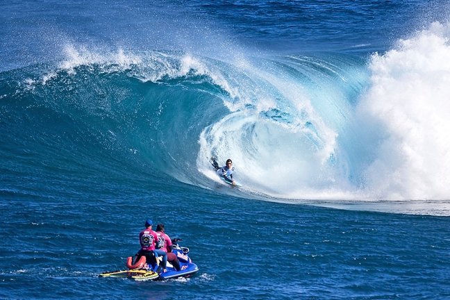 El santanderino Luis Tausía surfeando una ola en la prueba junior de la World Cup Gran Canaria Frontón King,
 donde se alzó ayer como campeón del mundo en esta categoría, celebrado en Gáldar, Gran Canaria