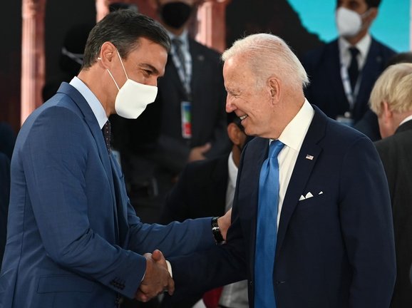El presidente del Gobierno, Pedro Sánchez (i), conversa con el presidente de Estados Unidos, Joe Biden (d), durante la cumbre del G20, en el centro de congresos de la Nuvola, a 20 de octubre de 2021, en Roma (Italia).