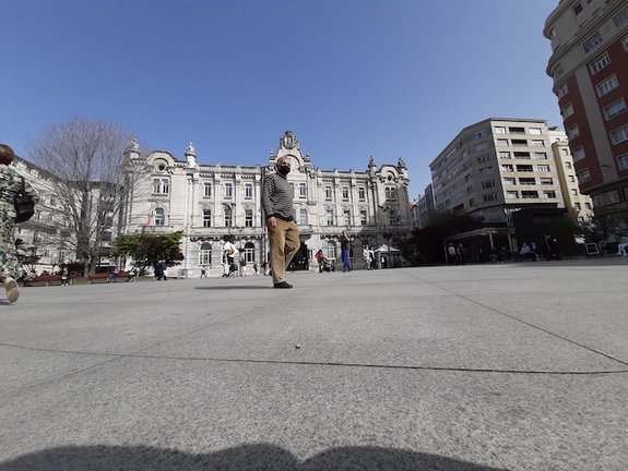 Una persona cruza delante del Ayuntamiento de Santander. / ALERTA