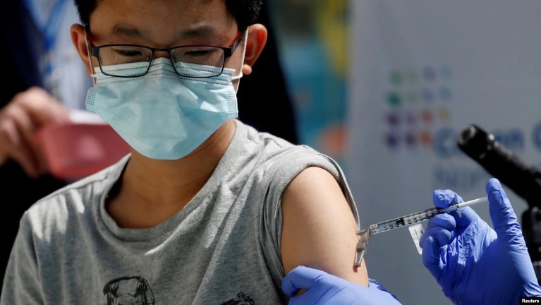 Un niño de 13 años recibe una dosis de la vacuna de Pfizer-Biotech en Hyde Park, Nueva York, el 13 de mayo de 2021.