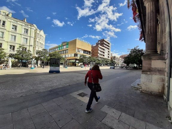 Una persona camina junto a el edificio del Ayuntamiento de Torrelavega. / S. Díaz