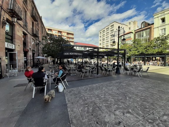 Terraza ubicada en el Boulevar Demetrio Herrero en Torrelavega. / S. DÍAZ
